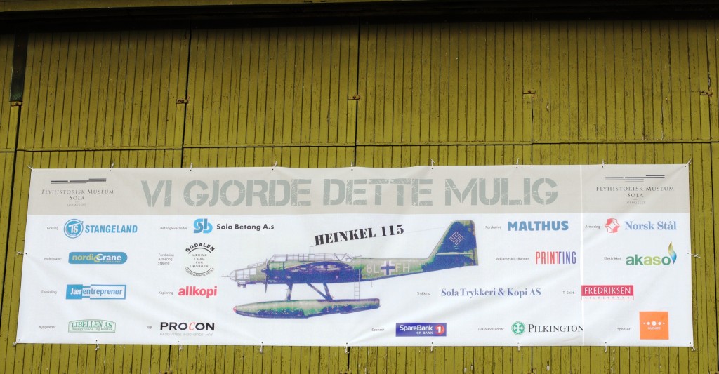 2012.05.15 Reklame banner på hangarveggen. .