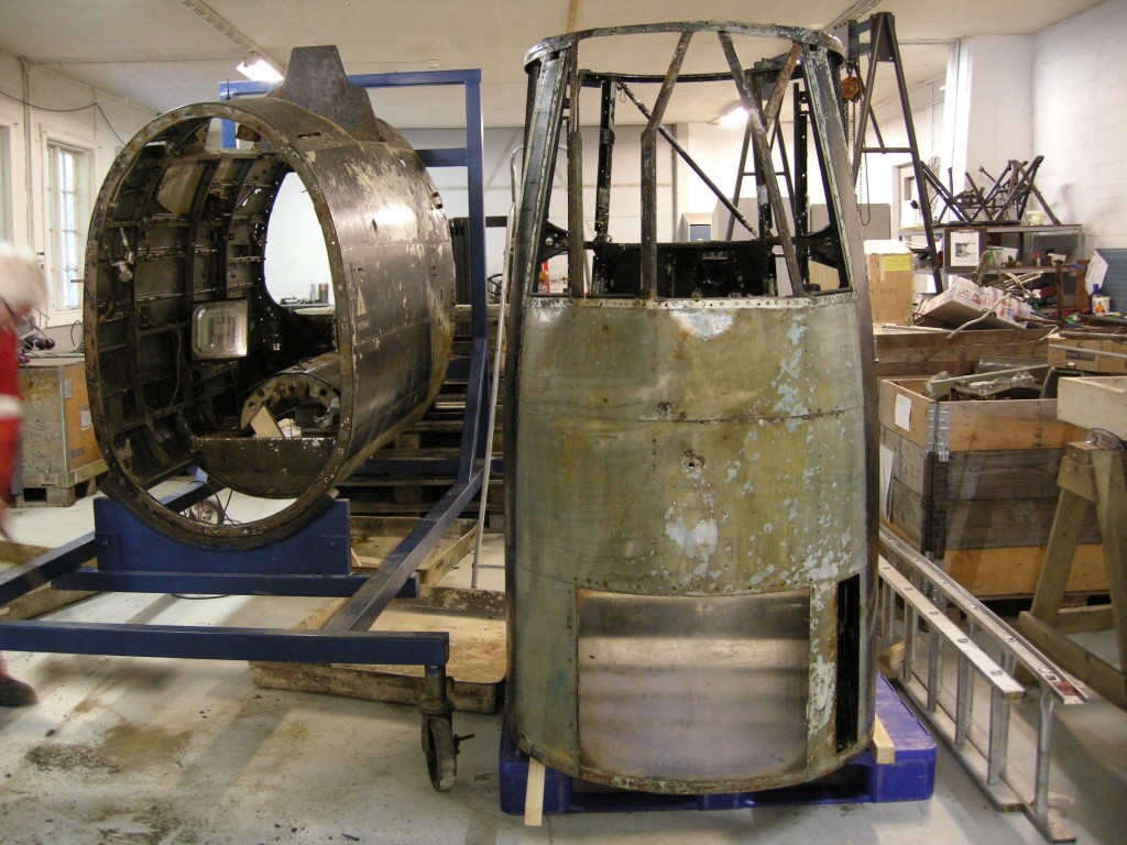17. september ble nese og cockpitseksjonene skilt fra hverandre. De er nå klar for forsøket med en innvendig rengjøring ved hjelp av isblåsing.