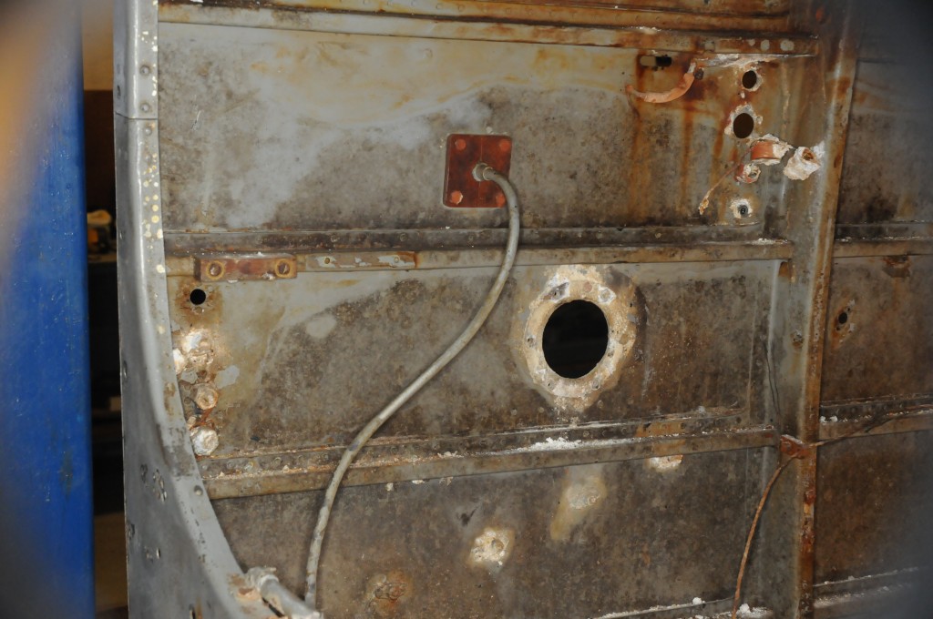 Hullet, mellom spant 5- 6, hvor varmluftsrøret, fra babord eksosmanifoil, kom inn i cockpiten.