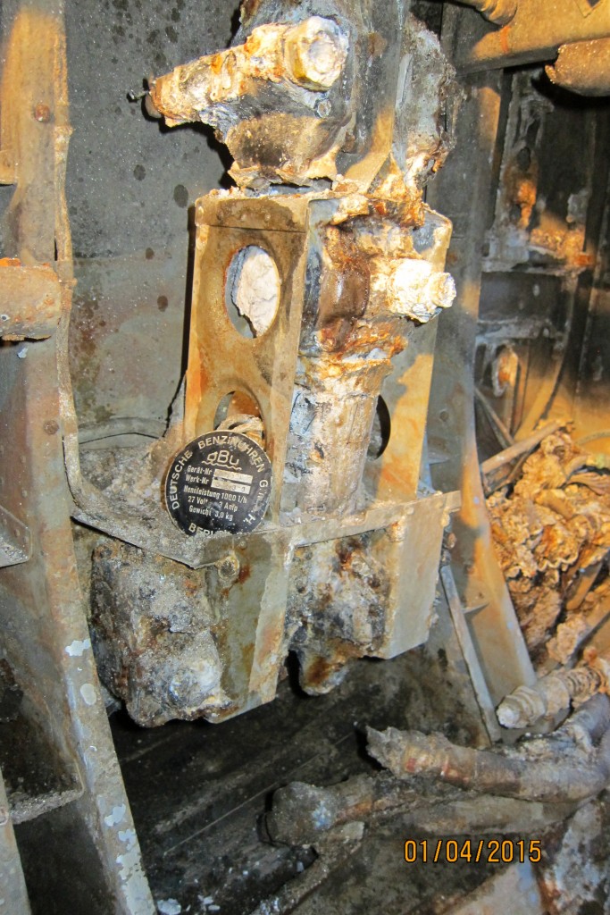 Rester av en bensinpumpe som er montert på babord side inne i tunnelen, mellom spantene 8- 9.