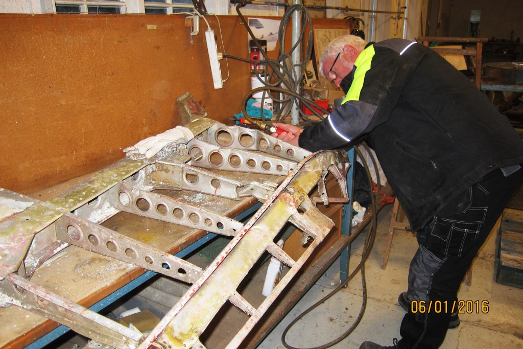 Roar Henriksen i arbeid inne på verkstedet med å reparere styrbord høyderor 
 


<div title=