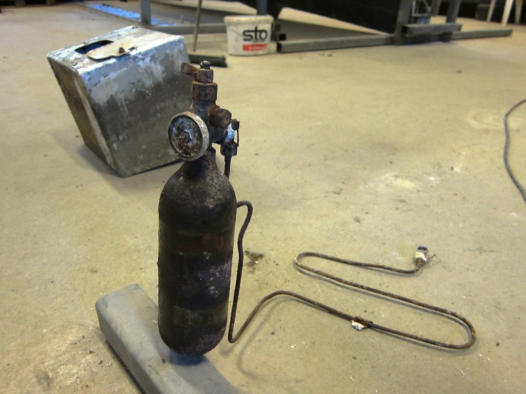 Druckluftflasche und Munition Kiste, die vor kurzem demontiert und wurde aus dem Mittelabschnitt genommen